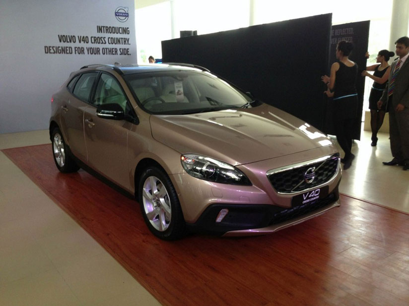 Volvo V40 petrol engine to launch tomorrow in India